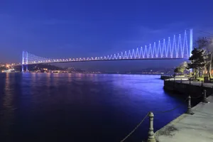 Abenddämmerung mit Brücke im Hintergrund