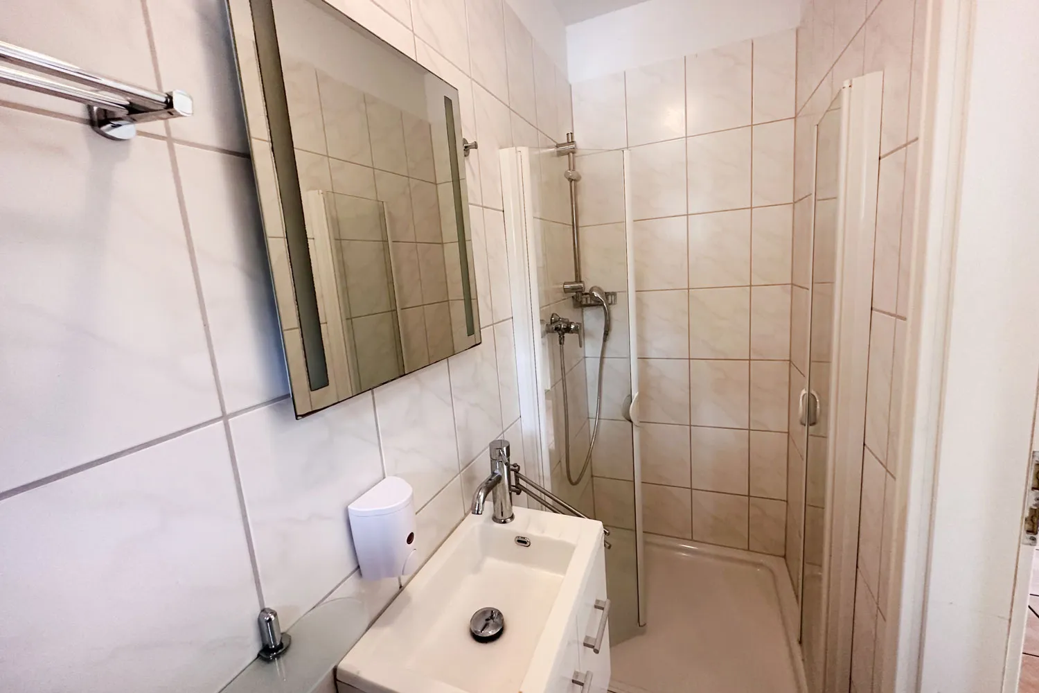 Bad mit Dusche und Waschbecken