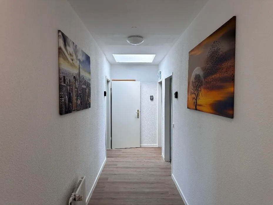 Flur mit Gemälden