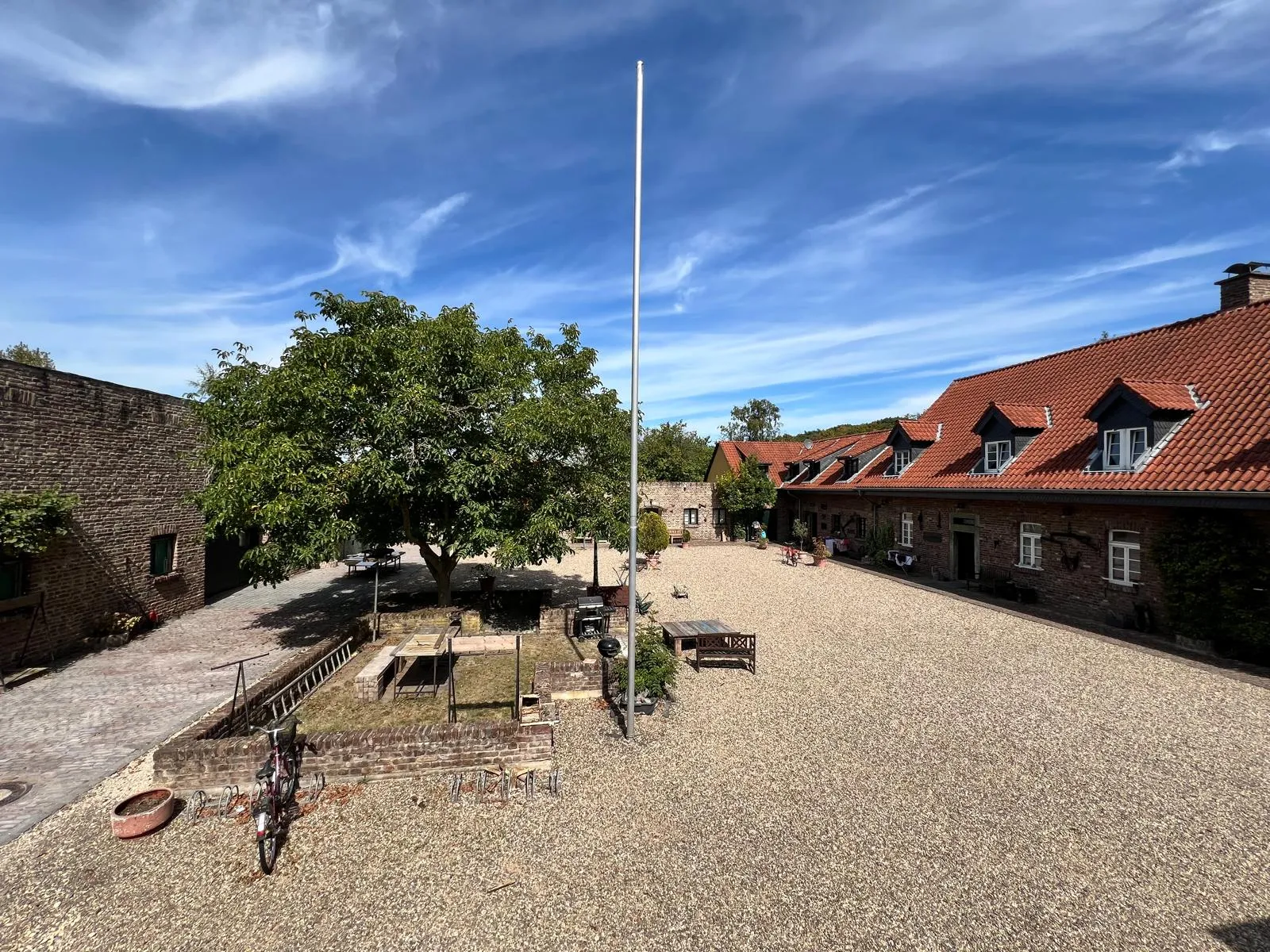 Hofanlage mit rotem Ziegeldach