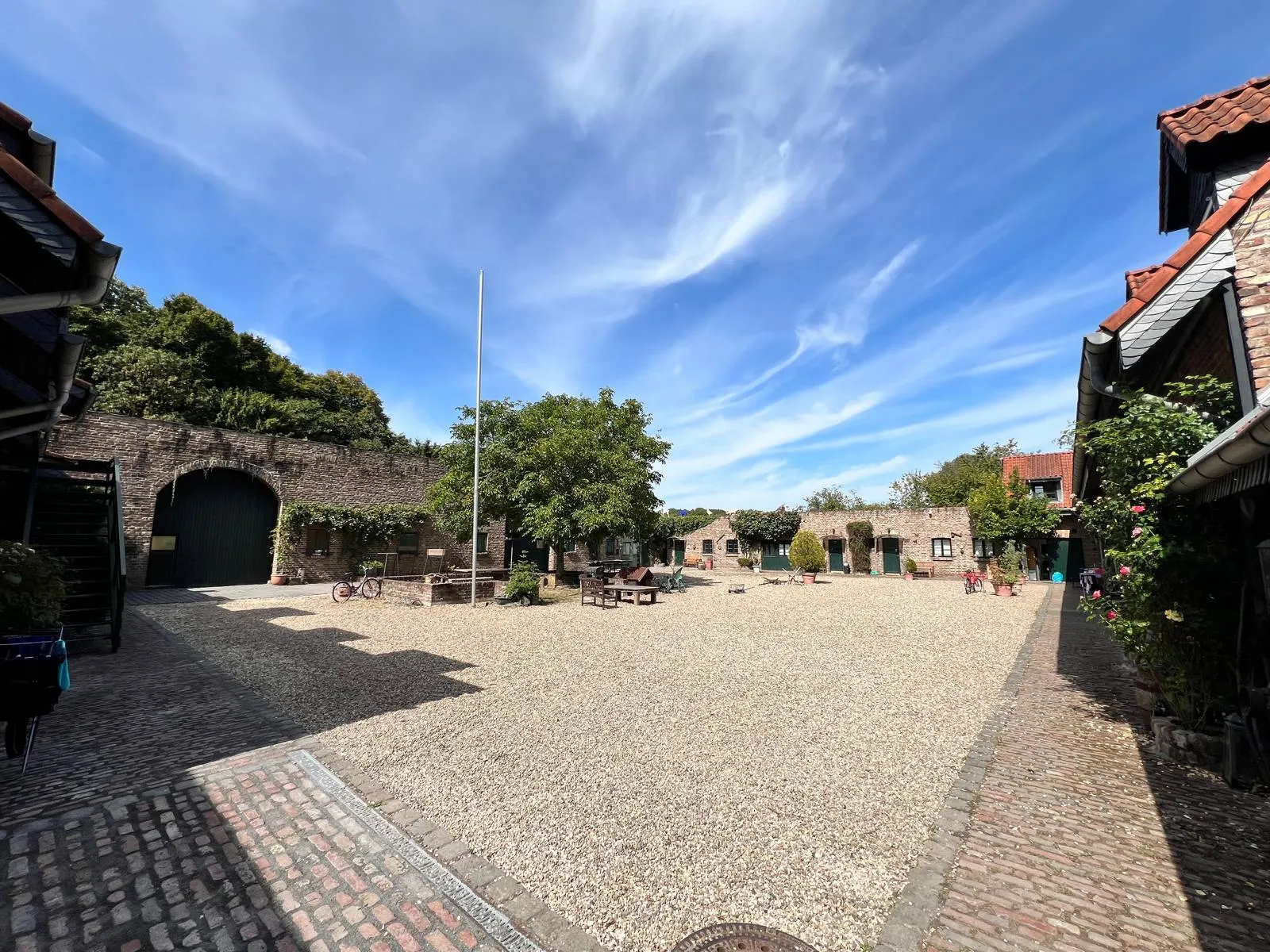 Historischer Hof in Köln bei Tag