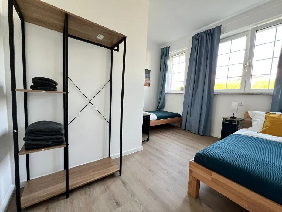 Offener Kleiderschrank im Schlafzimmer