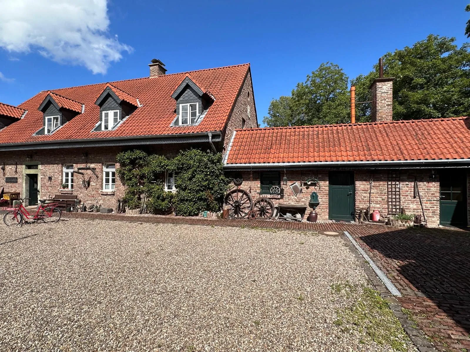 Uriger Innenhof der Apartments