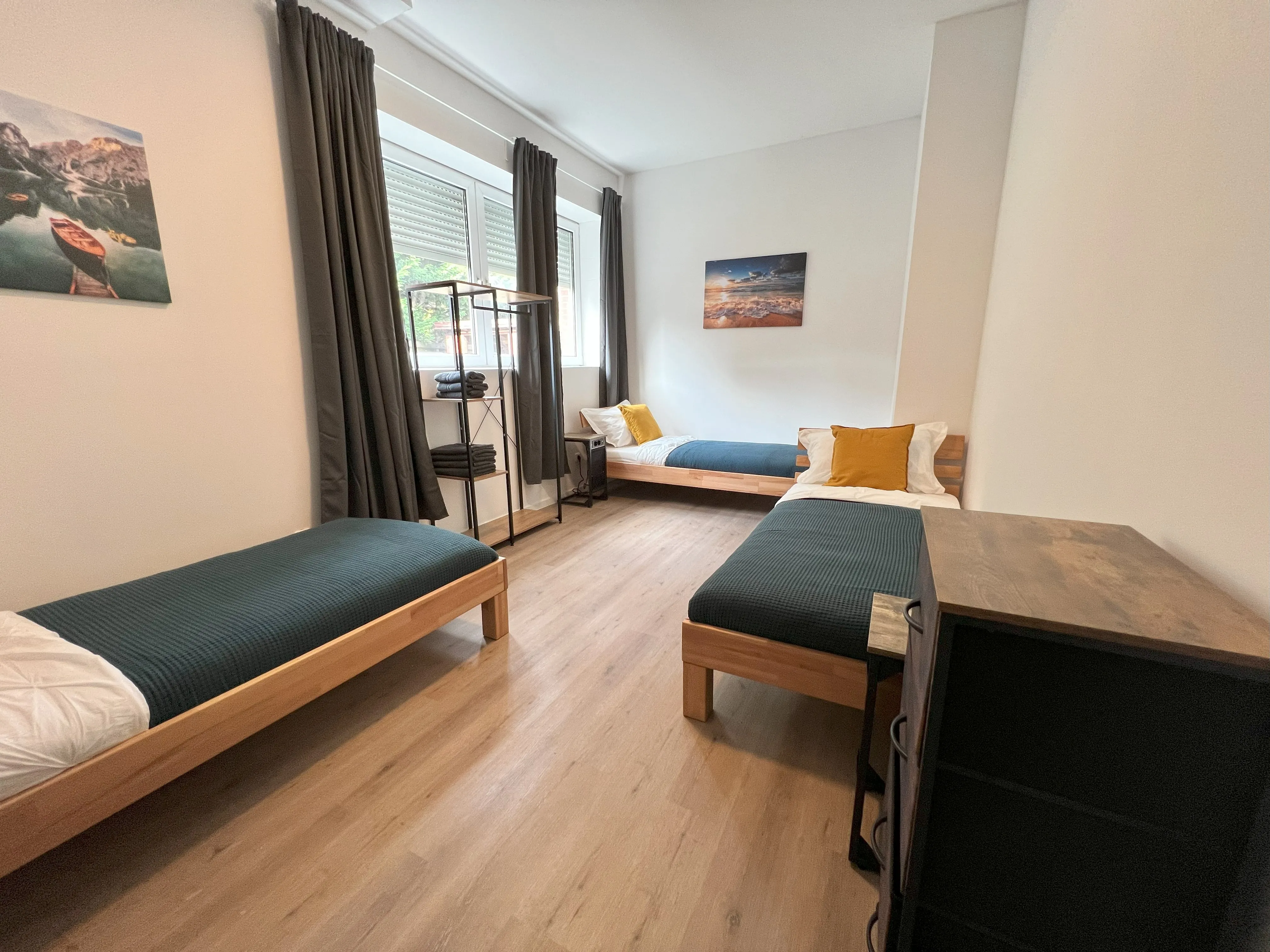 Schlafzimmer mit drei Betten