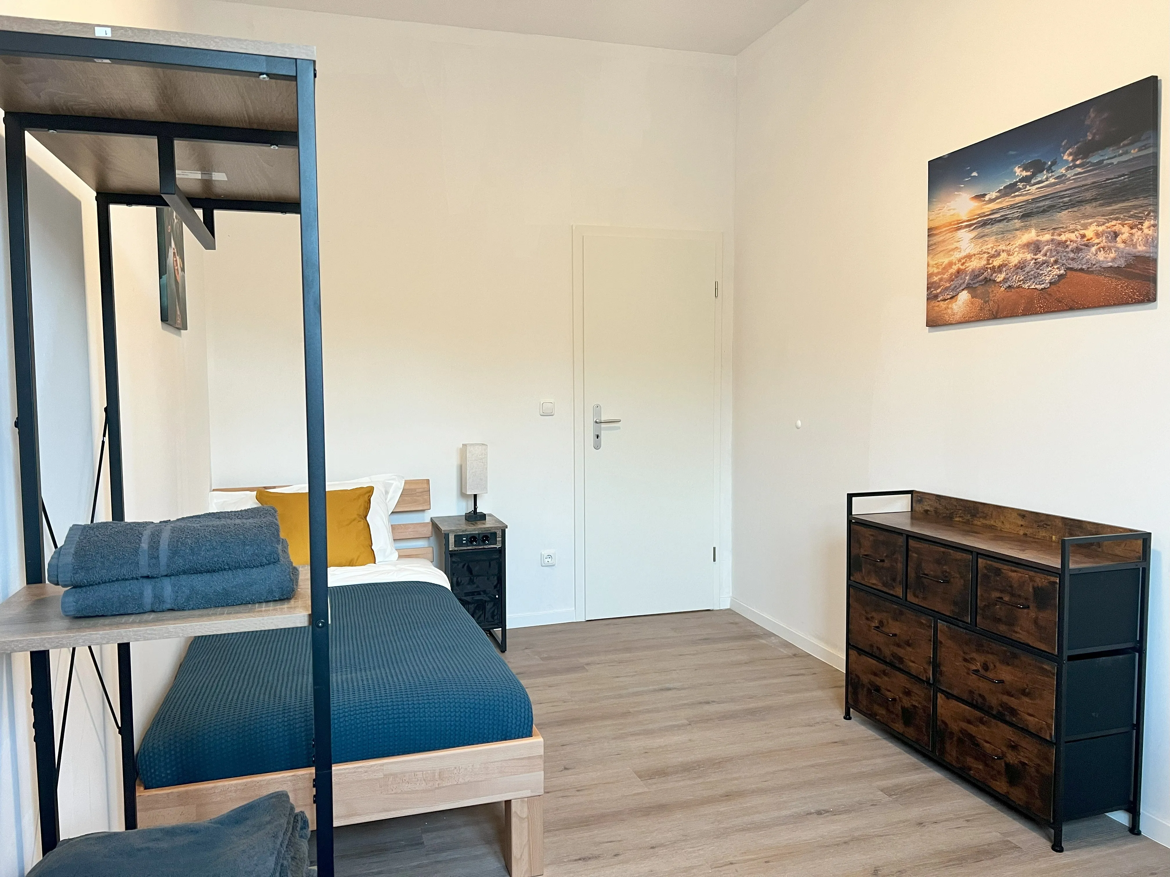 Schlafzimmer mit Kommode und Kleiderstange