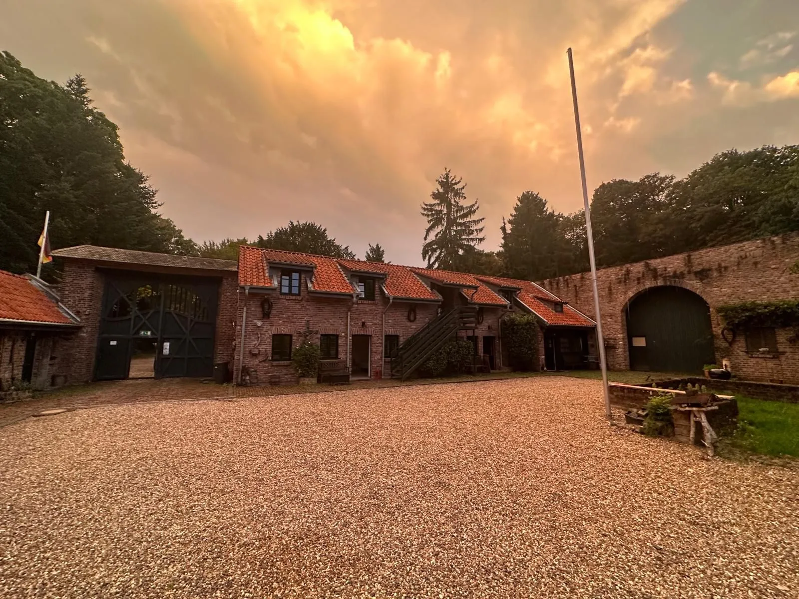 Tor zum Innenhof und Hofansicht