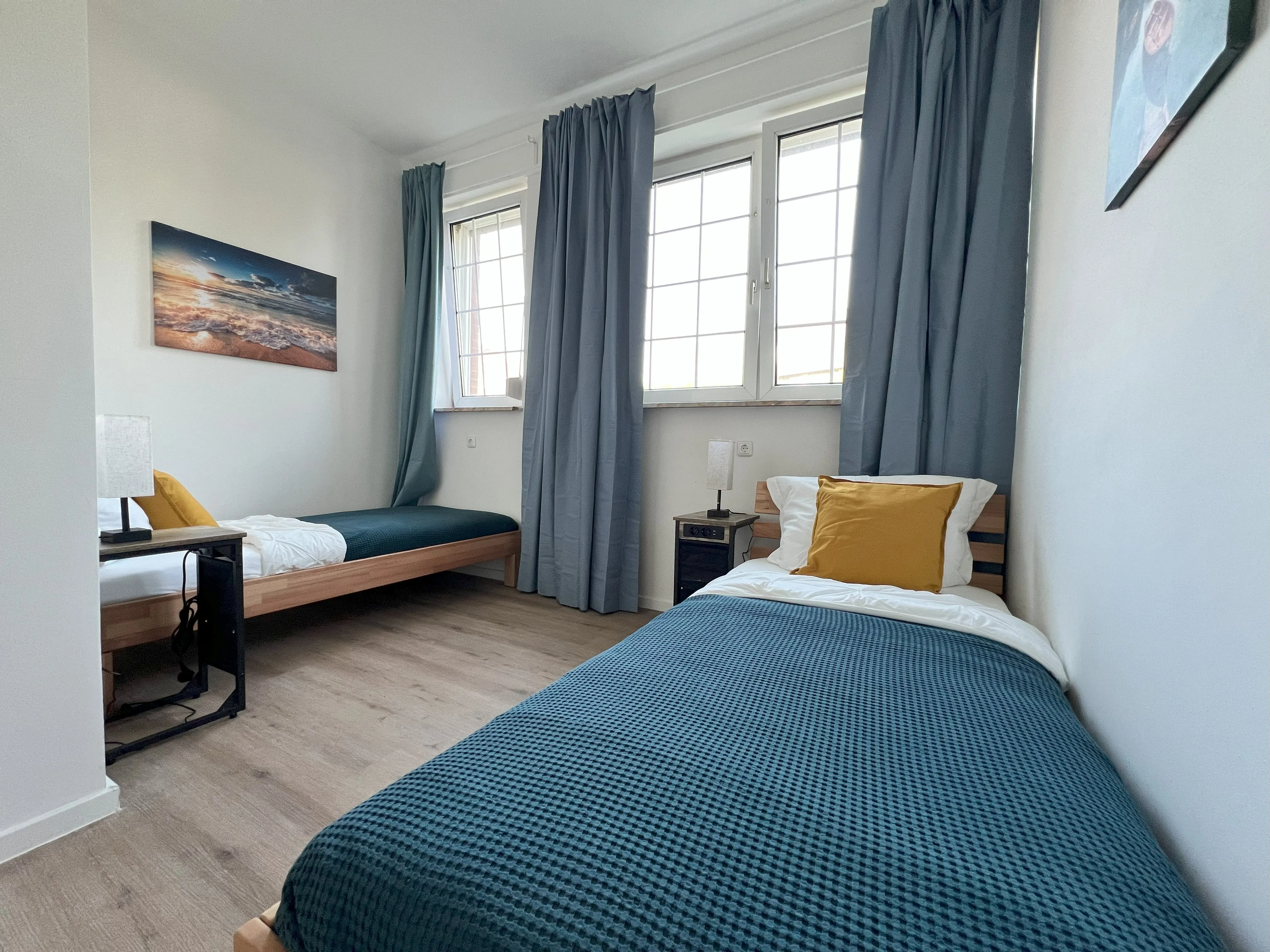 Zwei Betten neben Fenster